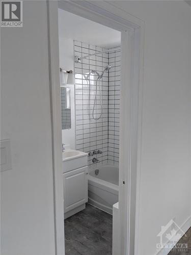 Apt 4 bathroom - 382 Brant Street, Ottawa, ON - Indoor Photo Showing Bathroom