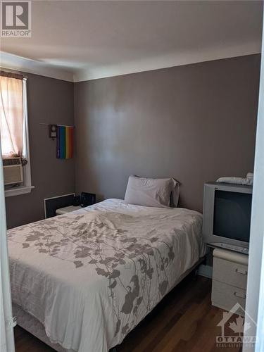 Apt 3 bedroom - 382 Brant Street, Ottawa, ON - Indoor Photo Showing Bedroom