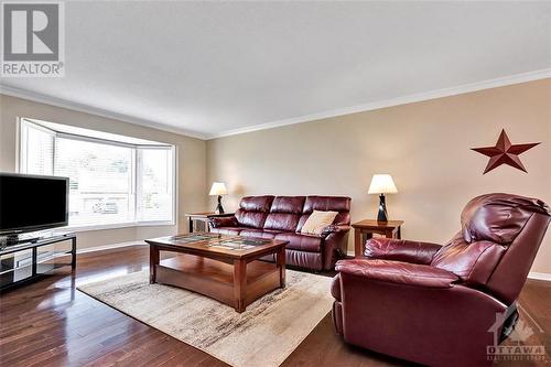 548 Loucks Drive, Russell, ON - Indoor Photo Showing Living Room