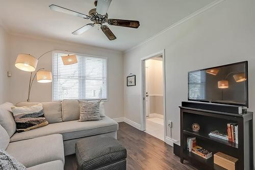 2344 Woodward Avenue, Burlington, ON - Indoor Photo Showing Living Room