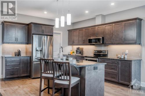 734 Meadowridge Circle, Ottawa, ON - Indoor Photo Showing Kitchen With Upgraded Kitchen