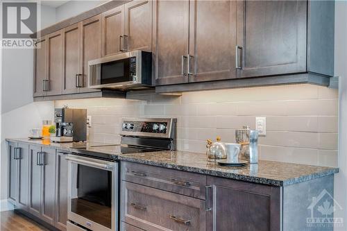 734 Meadowridge Circle, Ottawa, ON - Indoor Photo Showing Kitchen With Upgraded Kitchen
