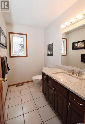 215 Sunset Bay, Estevan Rm No. 5, SK - Indoor Photo Showing Bathroom