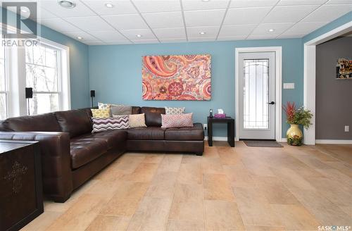 215 Sunset Bay, Estevan Rm No. 5, SK - Indoor Photo Showing Living Room