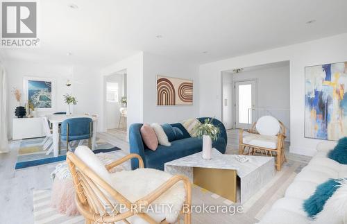 363 Macisaac Drive, Orillia, ON - Indoor Photo Showing Living Room