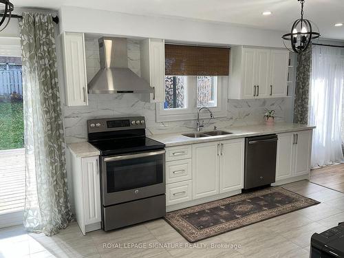 3463 Credit Heights Dr, Mississauga, ON - Indoor Photo Showing Kitchen With Double Sink