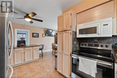 419 Lakeside, Amherstburg, ON - Indoor Photo Showing Kitchen
