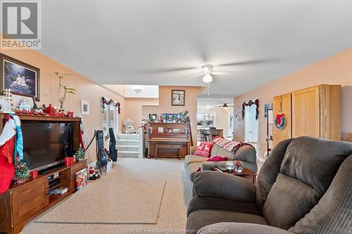 419 Lakeside, Amherstburg, ON - Indoor Photo Showing Living Room