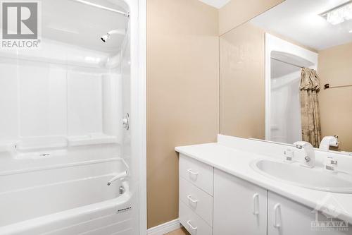 33 Durham Private, Ottawa, ON - Indoor Photo Showing Bathroom