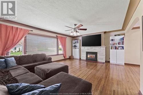 2916 Mckay Avenue, Windsor, ON - Indoor Photo Showing Living Room With Fireplace