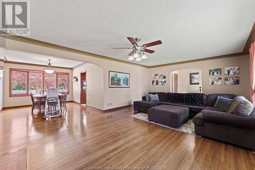 2916 Mckay Avenue, Windsor, ON - Indoor Photo Showing Living Room