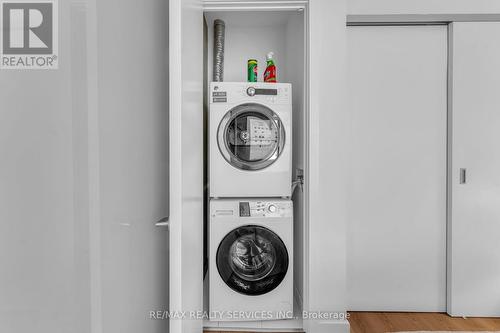 202 - 11 Charlotte Street, Toronto, ON - Indoor Photo Showing Laundry Room