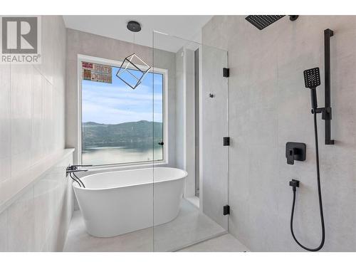 8820 Oxford Road, Vernon, BC - Indoor Photo Showing Bathroom