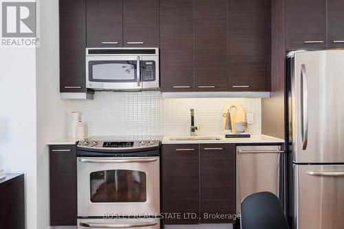 704 - 2 Gladstone Avenue, Toronto, ON - Indoor Photo Showing Kitchen With Upgraded Kitchen