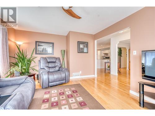 10931 Prior Place, Summerland, BC - Indoor Photo Showing Living Room