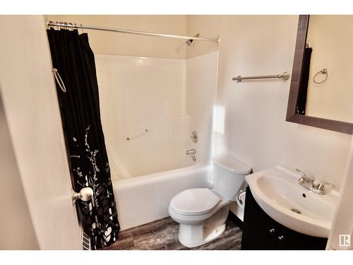 10136 95 St Nw, Edmonton, AB - Indoor Photo Showing Bathroom