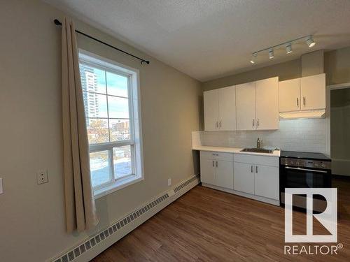 10136 95 St Nw, Edmonton, AB - Indoor Photo Showing Kitchen