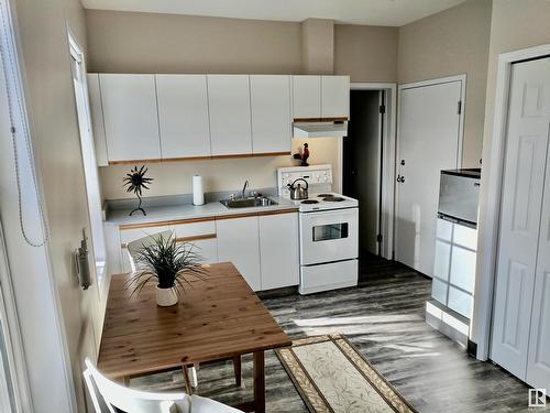 10136 95 St Nw, Edmonton, AB - Indoor Photo Showing Kitchen