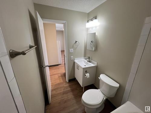 10136 95 St Nw, Edmonton, AB - Indoor Photo Showing Bathroom