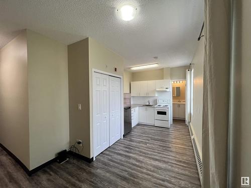 10136 95 St Nw, Edmonton, AB - Indoor Photo Showing Kitchen