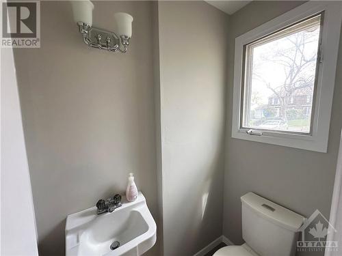 13 Oberon Street, Ottawa, ON - Indoor Photo Showing Bathroom
