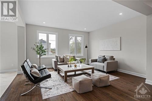 172 Equitation Circle, Richmond, ON - Indoor Photo Showing Living Room