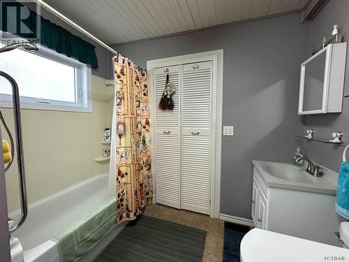 625 Paradis St, Iroquois Falls, ON - Indoor Photo Showing Bathroom