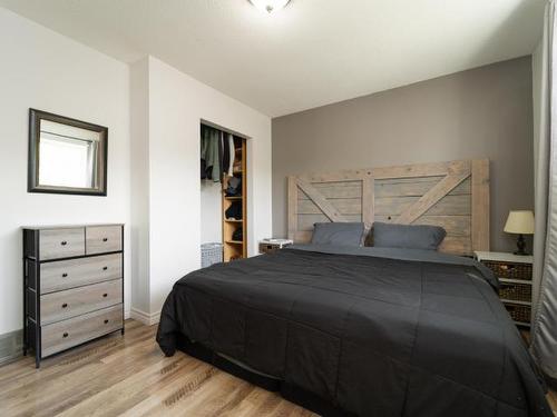 2087 Sunnycrest Ave, Kamloops, BC - Indoor Photo Showing Bedroom