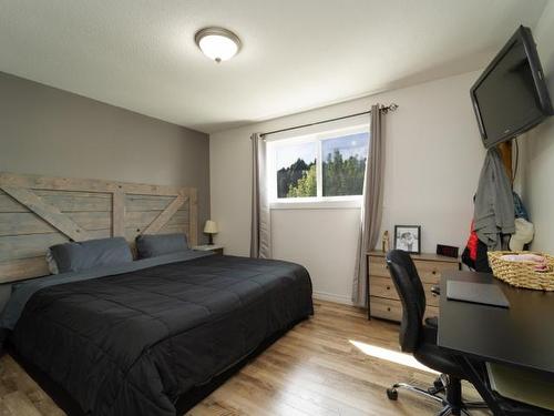 2087 Sunnycrest Ave, Kamloops, BC - Indoor Photo Showing Bedroom
