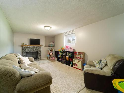 2087 Sunnycrest Ave, Kamloops, BC - Indoor Photo Showing Living Room With Fireplace