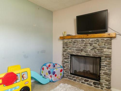 2087 Sunnycrest Ave, Kamloops, BC - Indoor With Fireplace