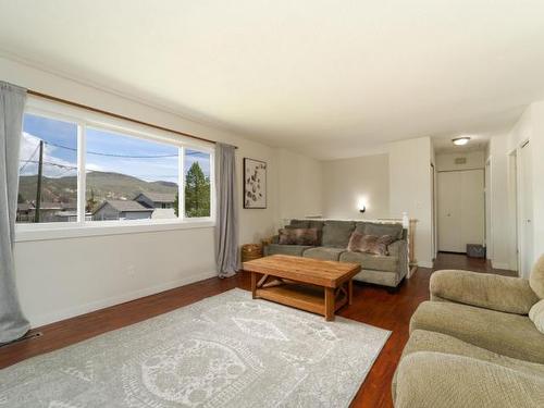 2087 Sunnycrest Ave, Kamloops, BC - Indoor Photo Showing Living Room