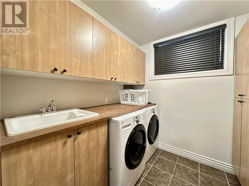 685 Lake Point, Sudbury, ON - Indoor Photo Showing Laundry Room