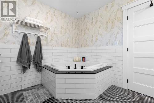 204 Robson Road, Leamington, ON - Indoor Photo Showing Bathroom