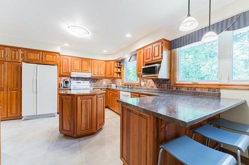 Seating provided on counter top extension for casual dining. - 28 Sunset Drive, Simcoe, ON - Indoor Photo Showing Kitchen