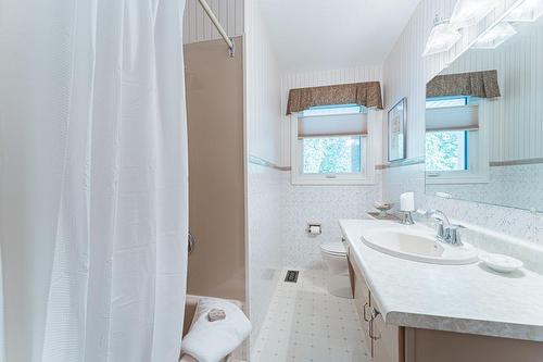 Main 4-pc bath. - 28 Sunset Drive, Simcoe, ON - Indoor Photo Showing Bathroom