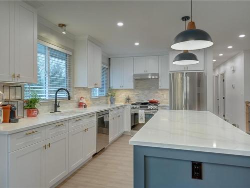 1607 Wycliffe Pl, Saanich, BC - Indoor Photo Showing Kitchen With Upgraded Kitchen