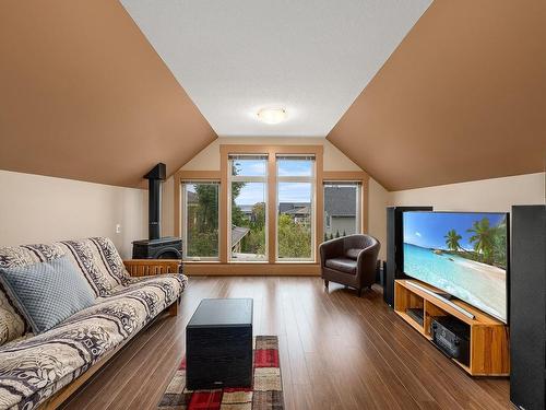 3872 Warren Ave, Royston, BC - Indoor Photo Showing Living Room
