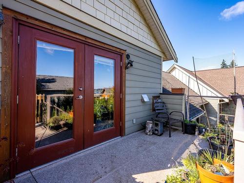 3872 Warren Ave, Royston, BC - Outdoor With Exterior