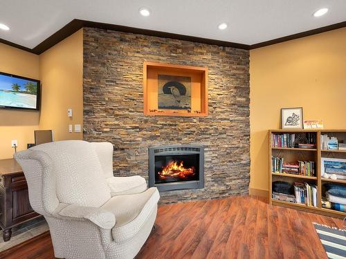 3872 Warren Ave, Royston, BC - Indoor Photo Showing Living Room With Fireplace