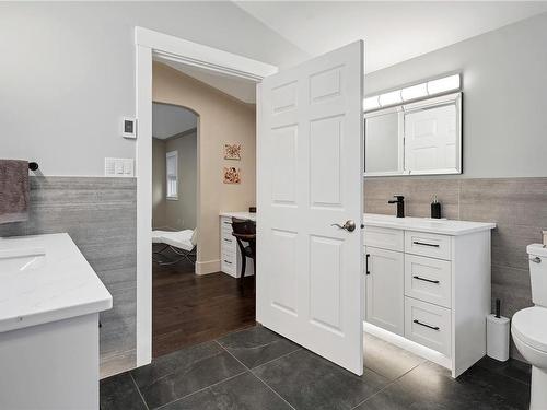 1987 Fairway Dr, Campbell River, BC - Indoor Photo Showing Laundry Room