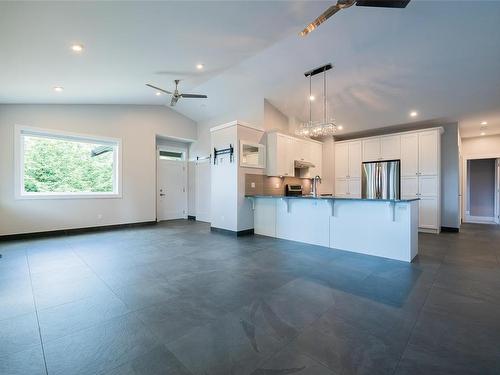 474 Davis Rd, Ladysmith, BC - Indoor Photo Showing Kitchen