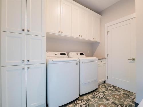 474 Davis Rd, Ladysmith, BC - Indoor Photo Showing Laundry Room