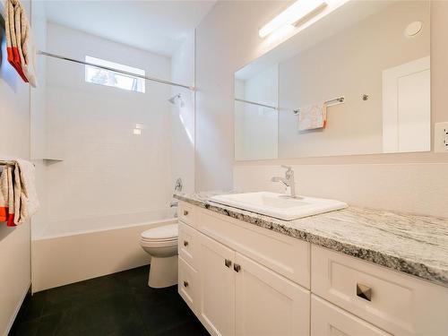 474 Davis Rd, Ladysmith, BC - Indoor Photo Showing Bathroom