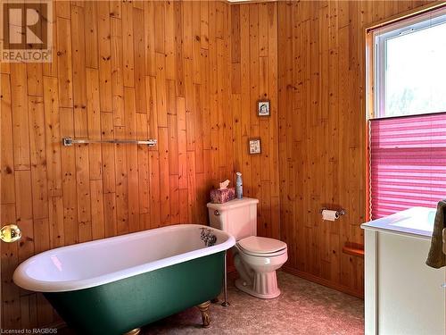 7525 Wellington Road 8, Mapleton, ON - Indoor Photo Showing Bathroom