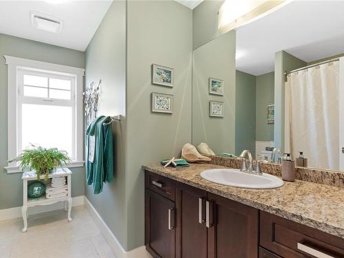 552 Sandlewood Dr, Parksville, BC - Indoor Photo Showing Bathroom