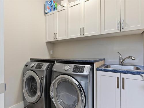 552 Sandlewood Dr, Parksville, BC - Indoor Photo Showing Laundry Room