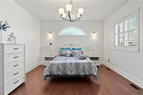 44 Davis Crescent, Hamilton, ON - Indoor Photo Showing Bedroom