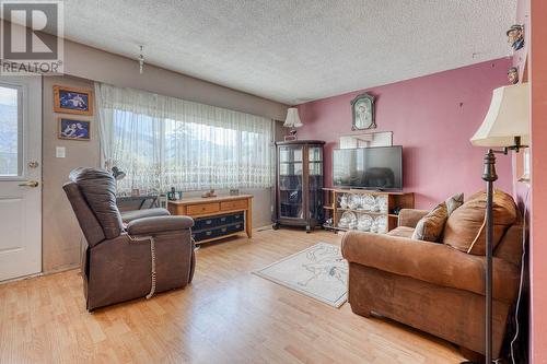 17 Swan Crescent, Osoyoos, BC - Indoor Photo Showing Living Room