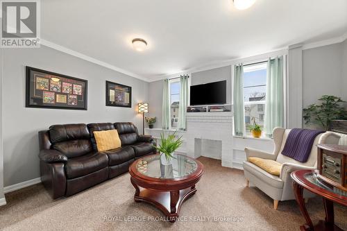 25 Francis Street, Quinte West, ON - Indoor Photo Showing Living Room